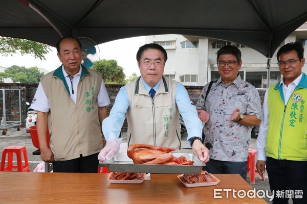 ▲台南市下營區農情產業文化節於下營上帝廟停車場熱鬧登場，市長黃偉哲表示，請大家支持在地美食。（圖／記者林悅翻攝，下同）