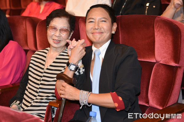 ▲▼VICKY跟黃媽媽出席黃大煒1010台北演唱會。（圖／記者張一中攝）