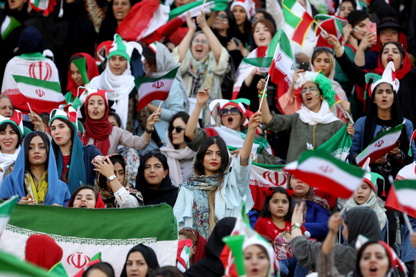 ▲▼世足資格賽／終於解禁！伊朗女球迷披國旗　進場看對決柬埔寨             。（圖／路透）