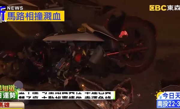 ▲▼     機車猛撞左轉轎車！騎士「滿臉血+全身擦傷」呆坐路中央　車身解體散落一地        。（圖／東森新聞）