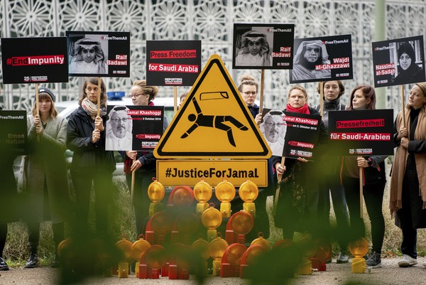 ▲▼無國界記者在柏林的沙烏地阿拉伯大使館前示威，紀念記者哈紹吉（Jamal Khashoggi）因新聞自由被謀殺1周年。（圖／達志影像／美聯社）