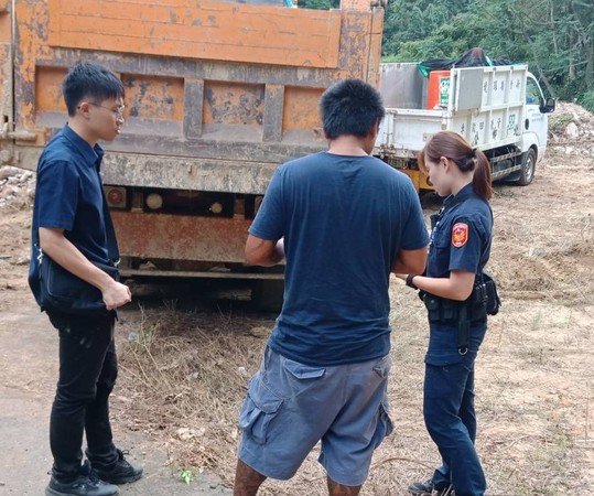 ▲小隻馬女警抓環保蟑螂　芥末式嗆問紋身男：我什麼都不知道。（圖／記者陳凱力翻攝）