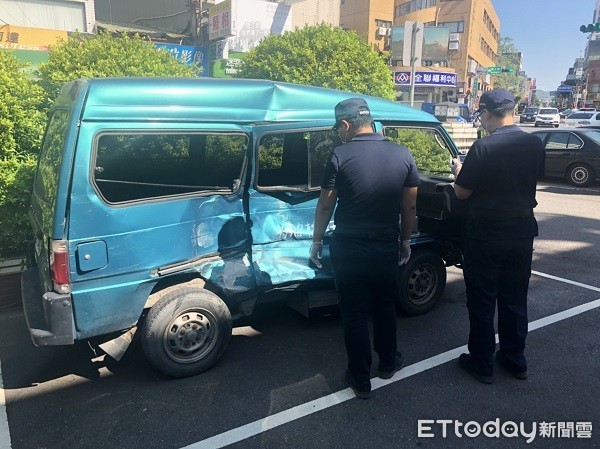 ▲在警匪追逐時嫌犯著贓車與警車碰撞後就逮。（圖／蘆竹警分局提供）