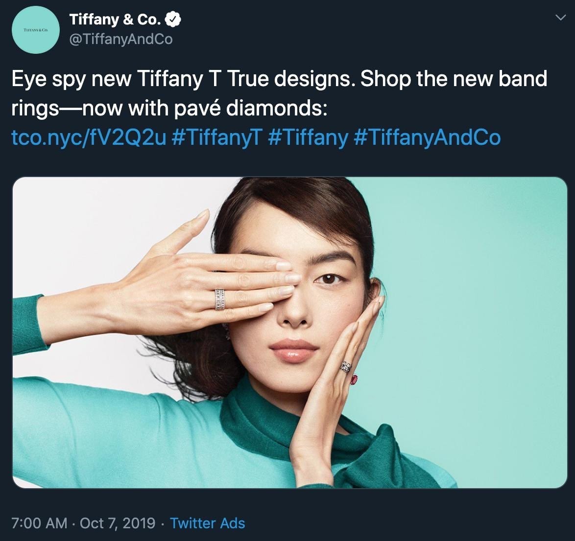 ▲美國珠寶品牌廣告被大陸網友認為，超模動作是在支持「Eye For Hong Kong Campaign」。（圖／翻攝自Twitter）