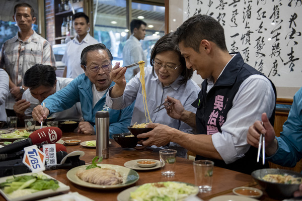 ▲▼蔡英文、吳怡農。（圖／民進黨提供）