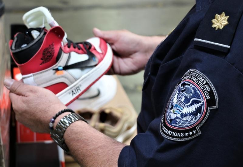 ▲美國海關查獲14,806雙仿冒的Nike球鞋。（圖／翻攝自美國海關與邊境保護局、StockX）