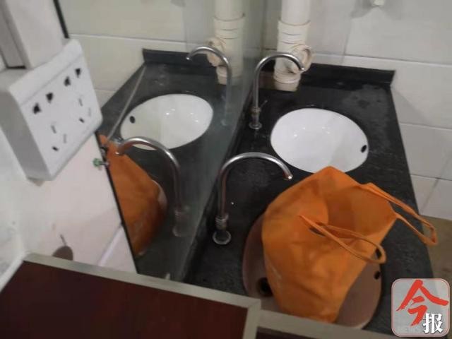 ▲▼ 老漢把&ldquo;熱得快&rdquo;接上電，一次次烙在自己身上。（圖／南國今報）