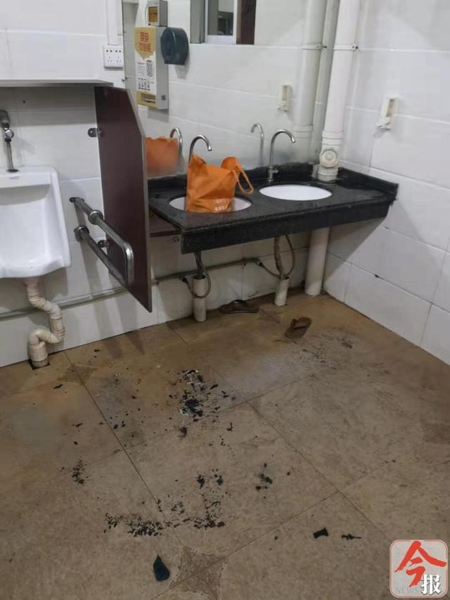 ▲▼ 老漢把&ldquo;熱得快&rdquo;接上電，一次次烙在自己身上。（圖／南國今報）