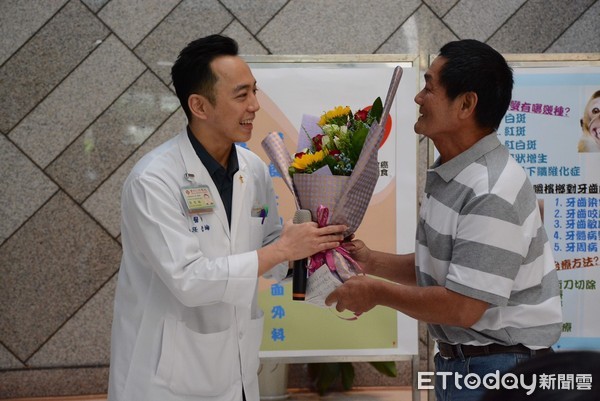 ▲王先生在會中親自送花給他口中的「快刀手」張哲綸醫師。（圖／台東馬偕醫院提供，下同）