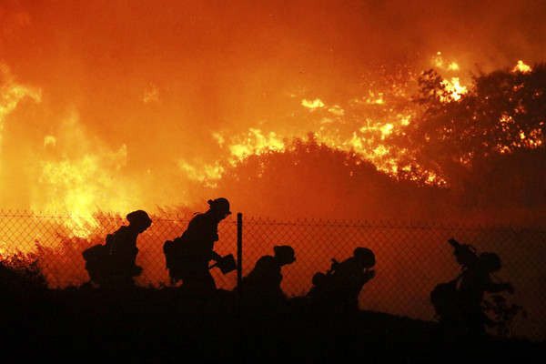 ▲▼  美國加州洛杉磯北部野火「鞍脊火災」（Saddleridge fire）。（圖／達志影像／美聯社）