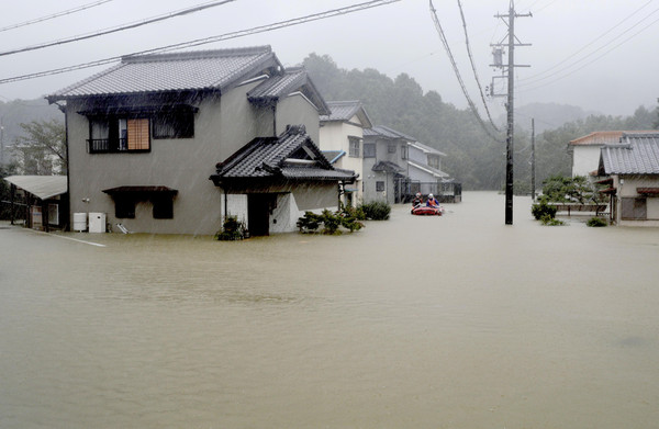 ▲▼  颱風哈吉貝挾強風豪雨侵襲日本，交通大亂，各地出現淹水情形。（圖／路透）