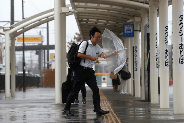 ▲▼  颱風哈吉貝挾強風豪雨侵襲日本，交通大亂，各地出現淹水情形。（圖／路透）