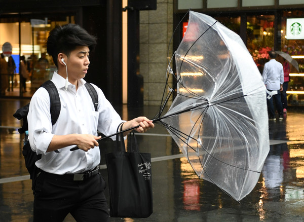 ▲▼  颱風哈吉貝挾強風豪雨侵襲日本，交通大亂，各地出現淹水情形。（圖／路透）