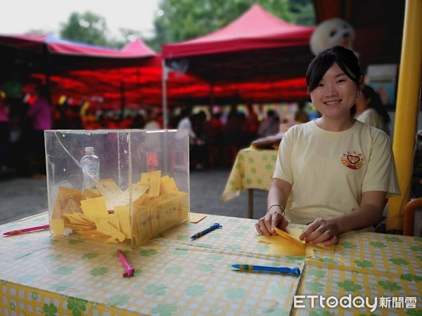 ▲高雄皇冠冰城帶「狗來富」冰品參加道文慈善會義賣園遊會，特別吸睛            。（圖／記者吳奕靖攝）