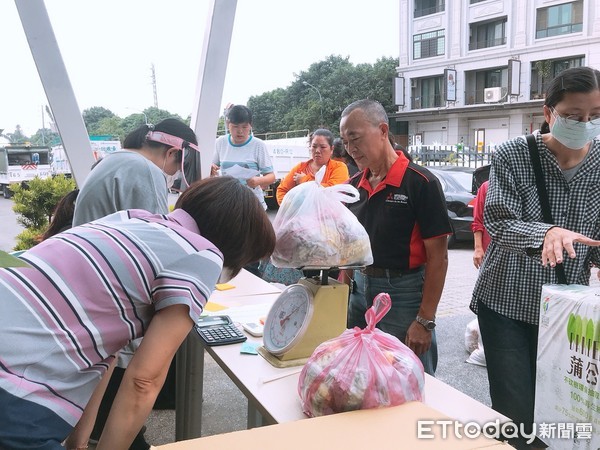 ▲台南市環保局辦理「無菸蒂城市」撿菸蒂換好禮活動，因市民撿菸蒂兌換踴躍，活動期程將提早於10月16日上午9時至11時30分截止，請民眾把握最後截止期限。（圖／記者林悅翻攝）