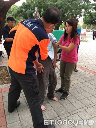 ▲國民黨台南市第三選區立委參選人童小芸，在北區振興公園拜票，遇老翁然昏倒受傷，馬上進行救援，協助將老翁送醫治療。（圖／記者林悅翻攝，下同）