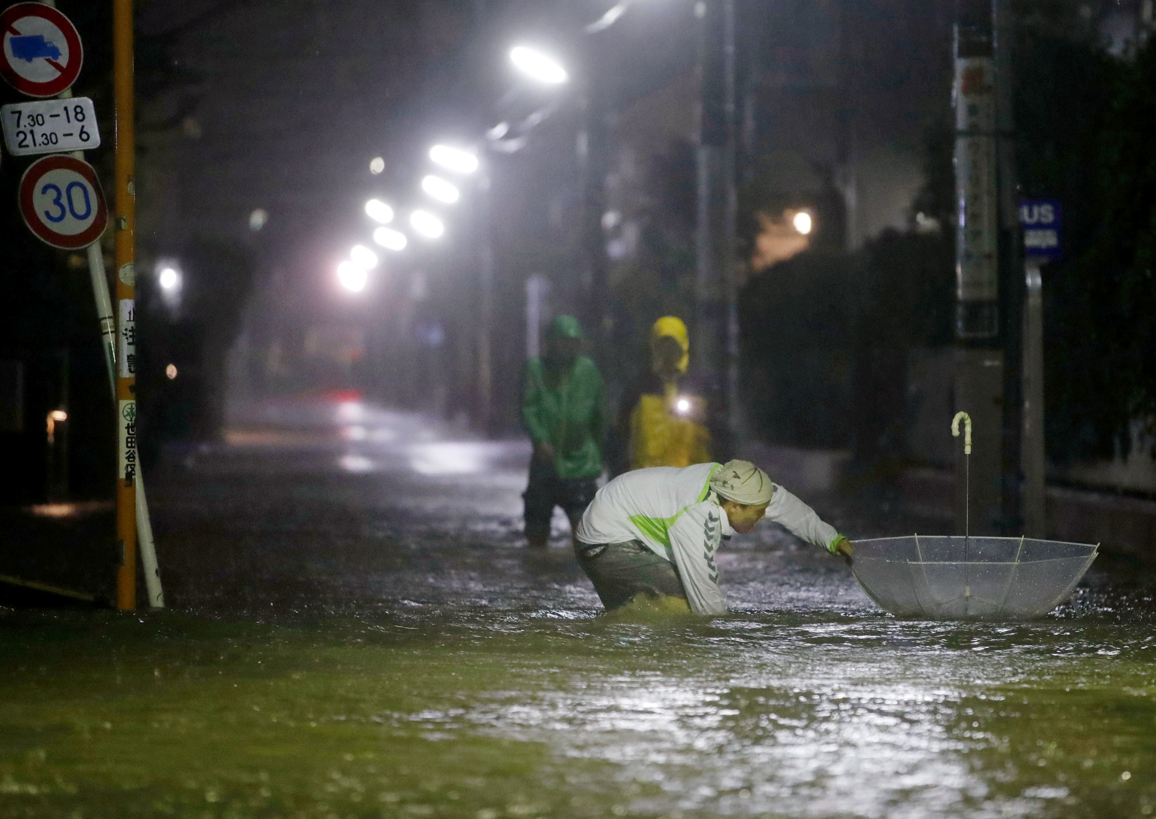 ▲▼哈吉貝颱風暴雨強灌，72小時雨量下破1000毫米。（圖／路透）