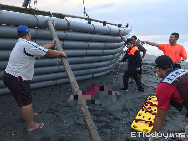 ▲▼ 台東太麻里膠筏翻覆！1女子遭壓身亡　民眾清晨目睹嚇壞            。（圖／記者楊均典翻攝）