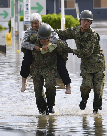 ▲▼ 第19號颱風哈吉貝襲日，各地淹水災情嚴重，自衛隊緊急出動救援。（圖／路透）