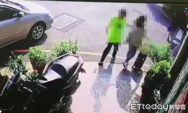 ▲▼黃男見超正輕熟女迎面走來，伸狼抓摸胸，警方不到2小時在超商逮捕他             。（圖／民眾提供）