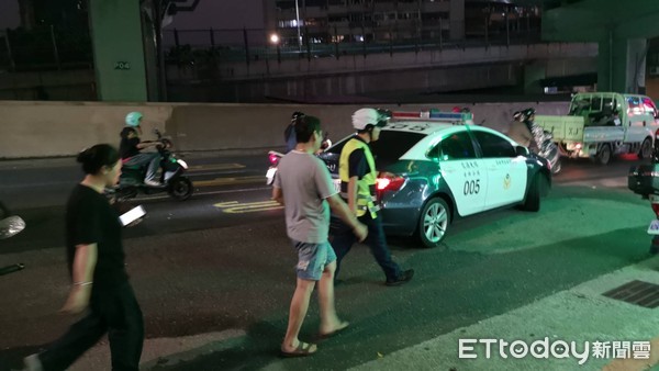 ▲▼士林Uber Eats送餐員遭撞無生命跡象 。（圖／記者黃彥傑攝）