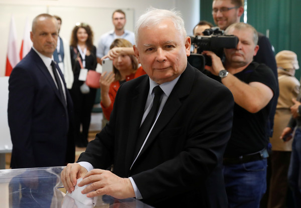 波蘭國會選舉「右翼手撐半邊天」　出口民調：執政黨下議院奪過半席次 | E