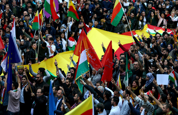 ▲庫德族人民抗議土耳其的攻擊而走上街頭。（圖／路透）
