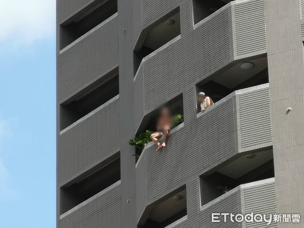 ▲▼台北市康定路一棟大樓，一名男子跨坐在11樓圍牆外。（圖／記者黃彥傑攝）