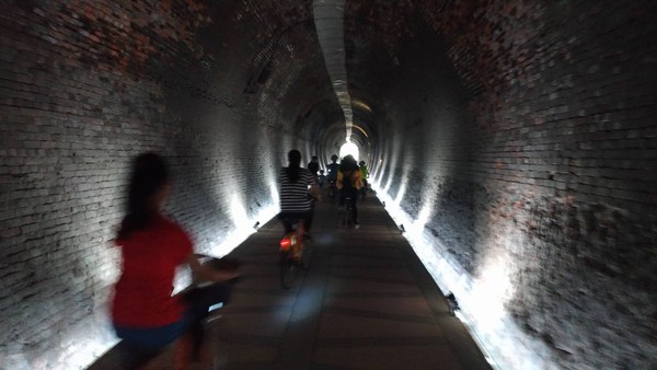 ▲廢棄隧道化身182公尺的自行車道，穿越百年歷史的古老隧道，可從新北汐止直達基隆。（圖／新北市政府高管處提供）