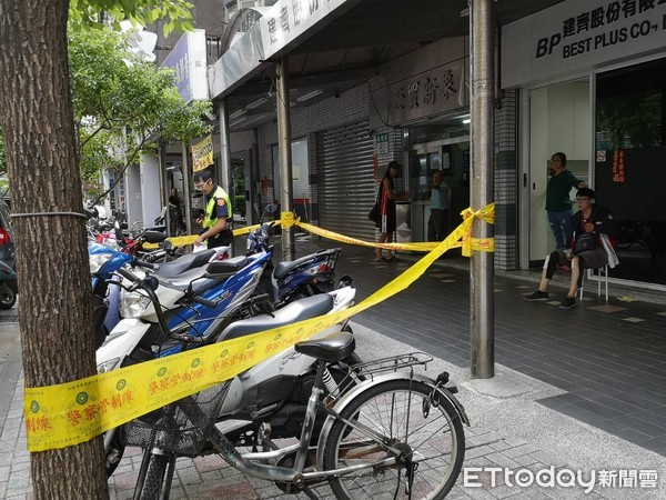 ▲▼台北市松德路80號前，一輛自小客車連續衝撞機車騎士跟行人造成3人受傷。。（圖／記者黃彥傑攝）