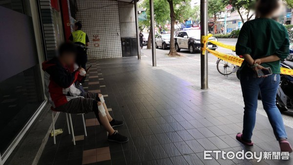 ▲▼台北市松德路80號前，一輛自小客車連續衝撞機車騎士跟行人造成3人受傷。。（圖／記者黃彥傑攝）