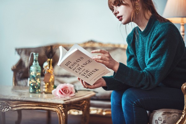 ▲Reading woman。（圖／取自免費圖庫Unsplash）