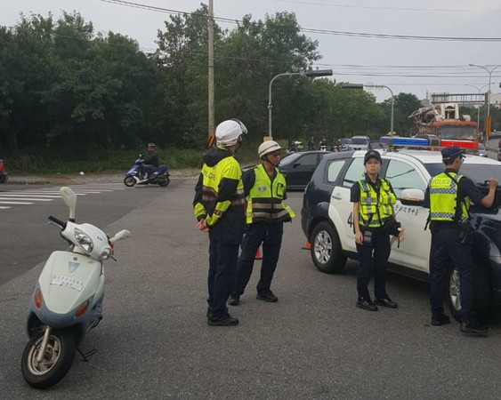 ▲台中市向上路口發生砂石車撞警用機車。（圖／民眾提供）