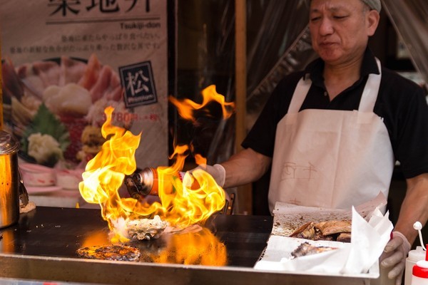 ▲桃園市蕭姓男子今年8月間在觀音區鐵皮屋內燻烤烤鴨，卻在小貨車上睡著，導致引發大火燒掉隔鄰檳榔攤與轎車。（示意圖／取自免費圖庫pixabay）