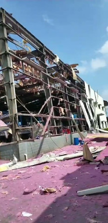 ▲▼ 廣西化工廠爆炸4死　地面「染成紫色」2重傷還在搶救。（圖／翻攝玉林新聞網）