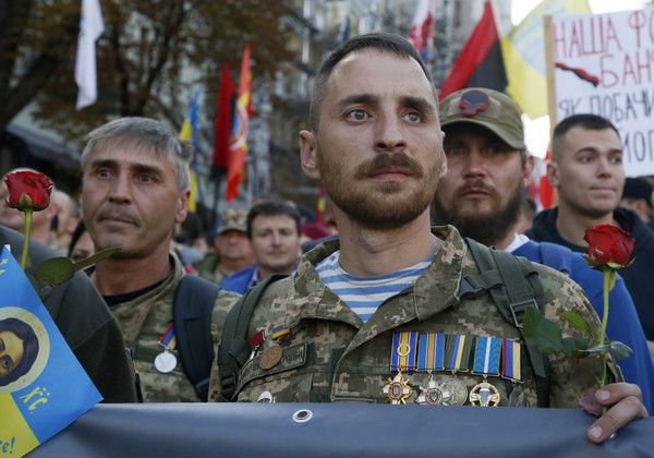 ▲▼1萬多人走上基輔街頭，抗議「東烏克蘭和平計畫」。（圖／達志影像／美聯社）