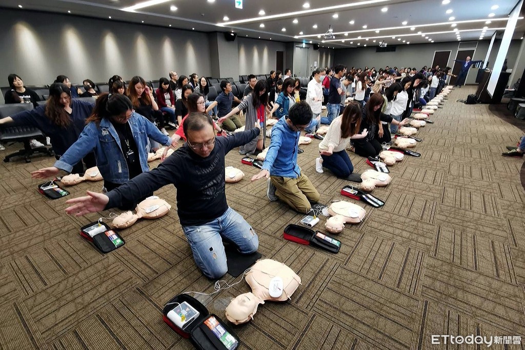 ▲全球人壽舉辦職場CPR+AED訓練課程，採一人一機實地演練，同仁參與率將近8成，也提升同仁自我健康管理及職場急救技能。（圖／全球人壽提供）
