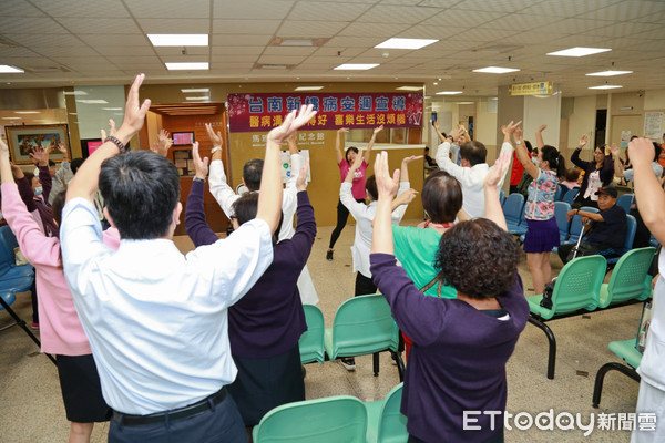 ▲為宣傳醫病溝通的重要性並強調醫病共享決策，台南新樓醫院在一樓馬雅各醫學紀念館前，舉辦醫病溝通宣導活動。（圖／記者林悅翻攝，下同）