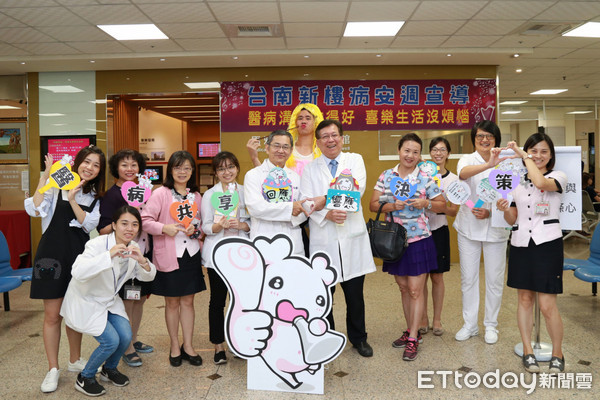 ▲為宣傳醫病溝通的重要性並強調醫病共享決策，台南新樓醫院在一樓馬雅各醫學紀念館前，舉辦醫病溝通宣導活動。（圖／記者林悅翻攝，下同）