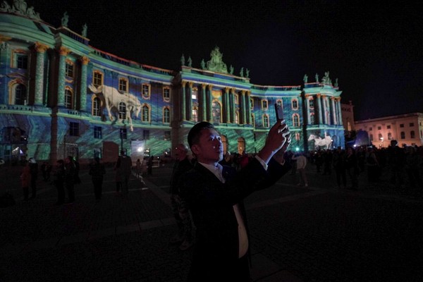 ▲柏林燈節以創意光雕結合古蹟展現城市特色，林智堅參訪為2020台灣燈會取經。（圖／新竹市政府提供）