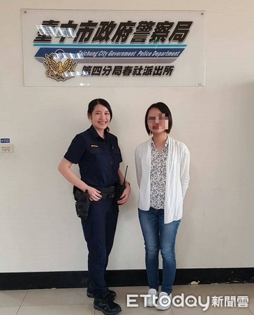 ▲台中市第四警分局女警薛郁琦日前協助日本女旅客尋回背包，2人在派出所合影並互加臉書好友。（圖／警方提供）