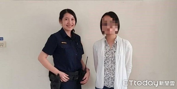 ▲台中市第四警分局女警薛郁琦日前協助日本女旅客尋回背包，2人在派出所合影並互加臉書好友。（圖／警方提供）