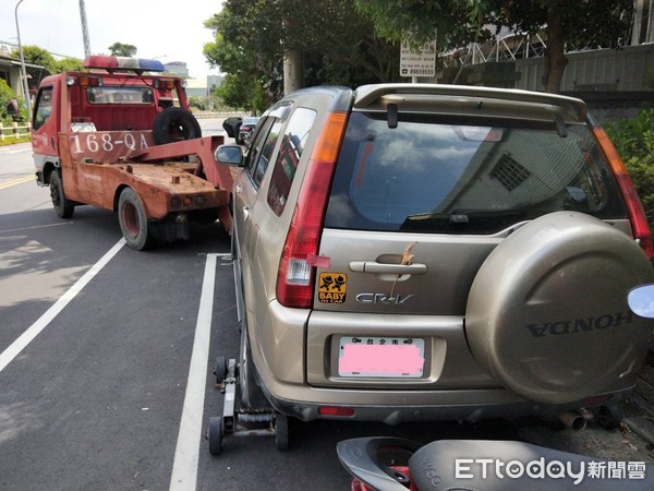 ▲▼報廢、未掛牌車輛霸佔停車格，警方強勢執法拖吊。（圖／記者陳豐德翻攝）