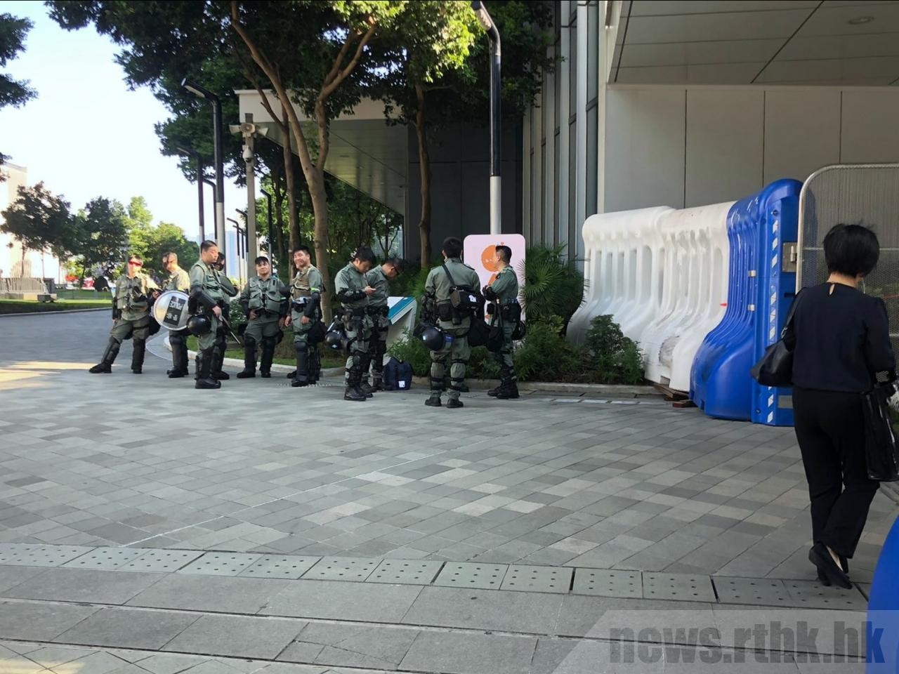 ▲▼香港添馬公園有多名防暴警員戒備。（圖／翻攝自香港電台）