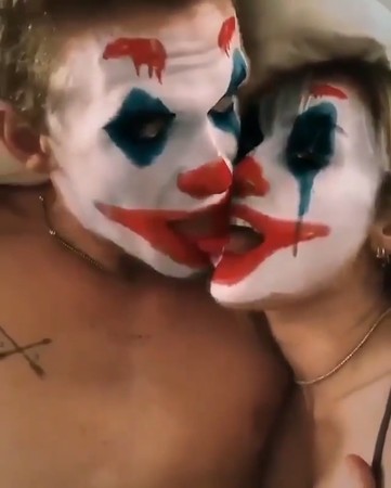 ▲麥莉和寇弟用小丑臉舌吻。（圖／翻攝自Instagram）