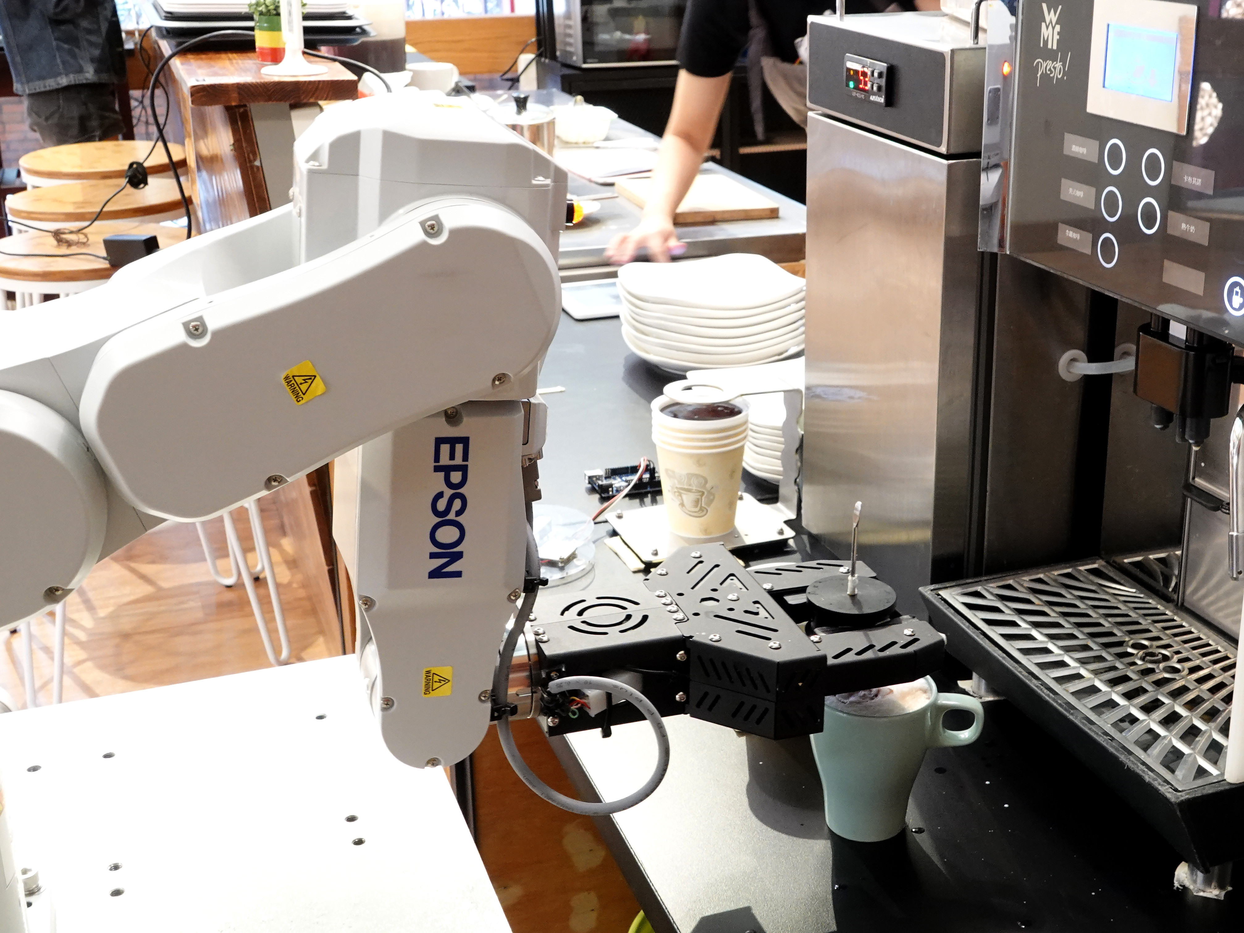 ▲▼   中正大學推出AI人工智慧無人餐廳，餐廳內也設有能自動沖泡各式咖啡與製作拉花的機械手臂。     。（圖／   中正大學提供）