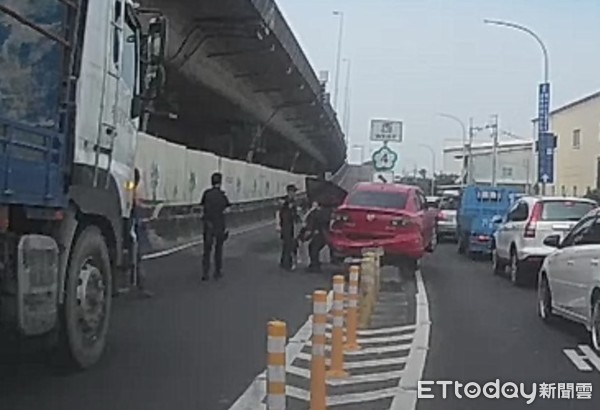 ▲▼小客車切入匝道遭大貨車推撞上分隔島，特警英雄救美。（圖／記者李忠憲翻攝）