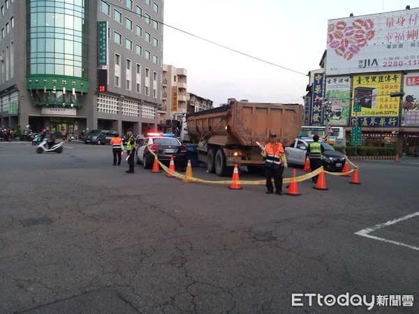 ▲▼台中死亡車禍，機車騎士及乘客遭砂石車輾斃。（圖／民眾提供）