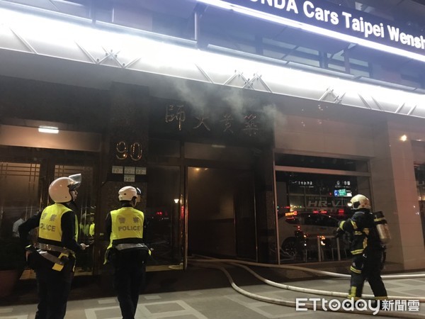 ▲17日晚間台北市文山區某汽車展示間發生大火、警消搶救中。（圖／記者張君豪翻攝）