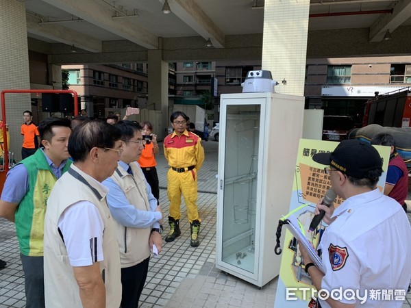 ▲台南市長黃偉哲前往台南市消防局視察，並了解「消防衣除污清洗SOP機制」及強化消防人員福利記者會。（圖／記者林悅翻攝，下同）